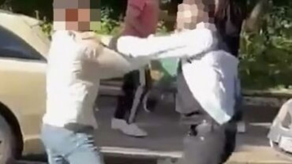 Etwa zehn Männer (offenbar Türken und Kurden) sind auf der Eisenbahnstraße aneinandergeraten. Sie prügelten teils mit Macheten und Messern aufeinander ein, zwei wurden dabei leicht verletzt.