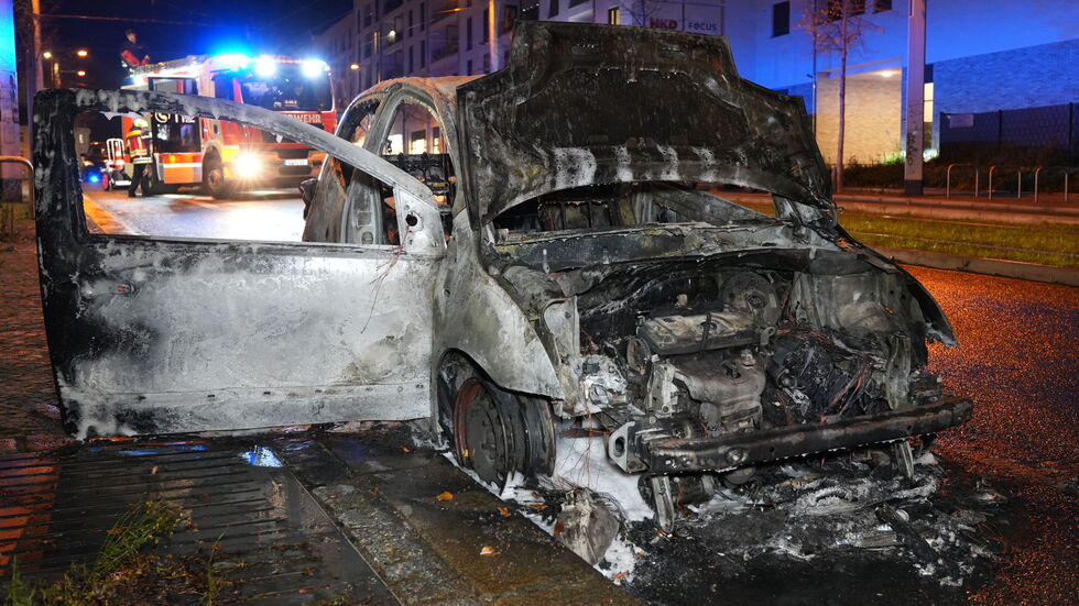 Das Auto brannte fast komplett aus.