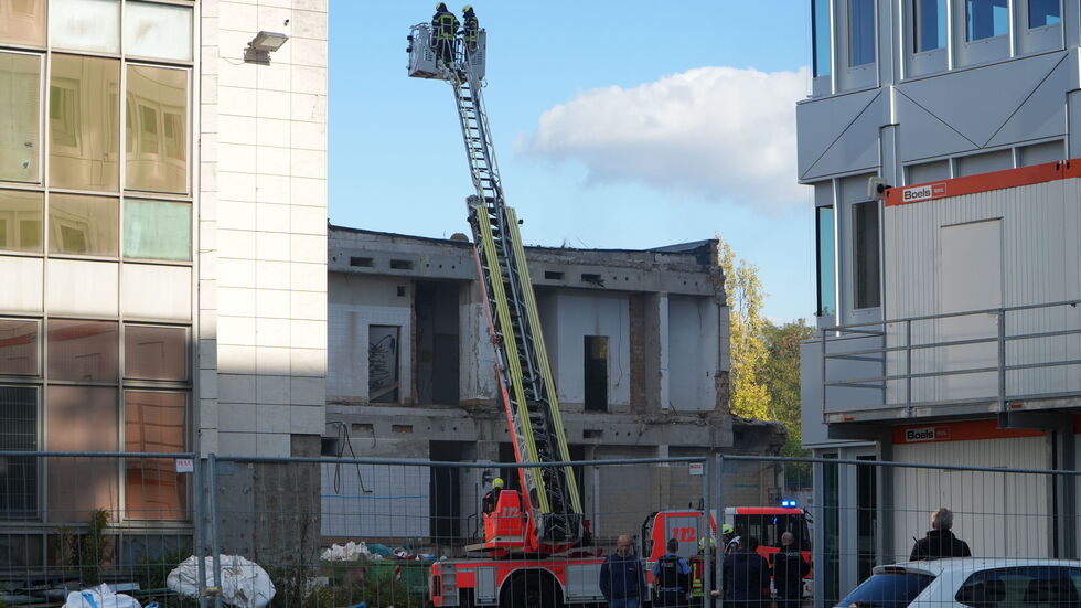 Die Feuerwehr rückte unter anderem mit einer Drehleiter an.