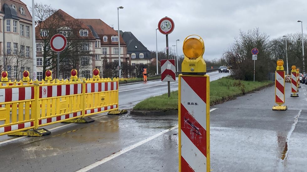 Unter anderem die sonst viel befahrene Wundstraßen-Brücke ist schon seit Monaten gesperrt.