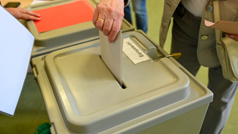 Sonntag, 9. Juni 2024: Ein Wähler in Leipzig gibt seine Stimme zur Europawahl ab.