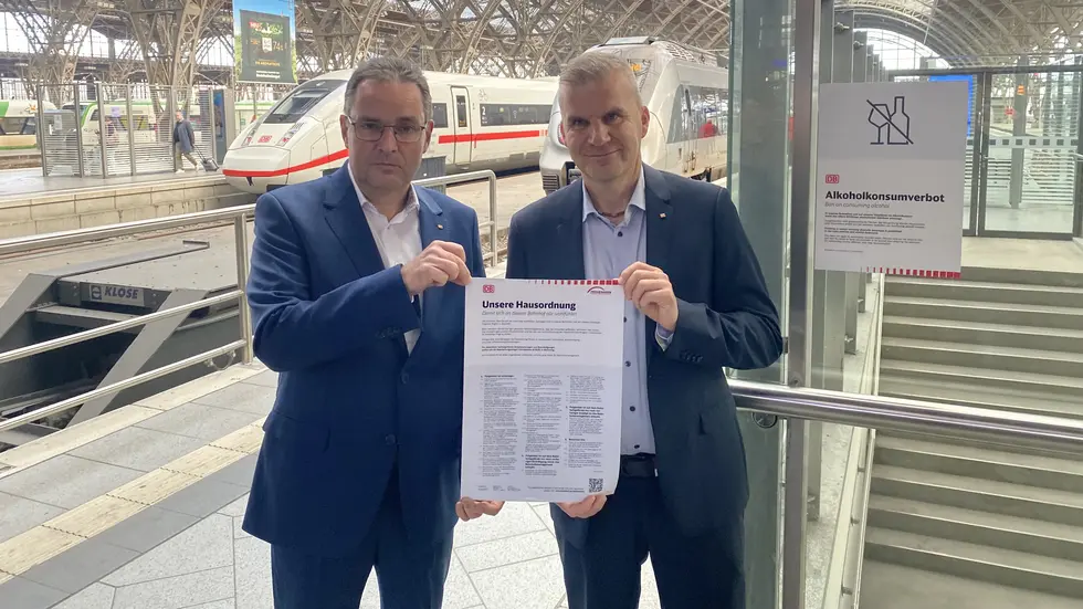 Stephan John, Leiter der DB-Sicherheit im Regionalbereich Südost (li.) und Christian Schulz, Leiter vom Bahnhofmanagement Leipzig mit der geänderten Hausordnung, bei der ein Absatz hinzugefügt wurde.