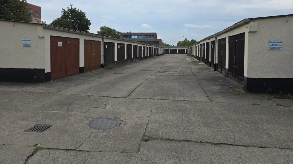 Im Garagenhof Mockau-West an der Katzmannstraße gibt es über 200 alte DDR-Garagen. Im Garagenhof Mockau-West an der Katzmannstraße gibt es über 200 alte DDR-Garagen.