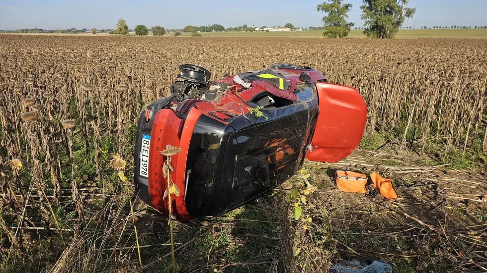 Ein weiteres vom Unfall beschädigtes Auto. Ein weiteres vom Unfall beschädigtes Auto.