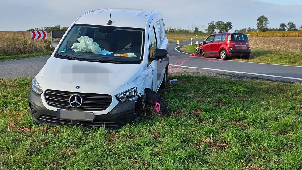 Der Citroen und der Mercedes sind frontal zusammengecrasht. Der Citroen und der Mercedes sind frontal zusammengecrasht.