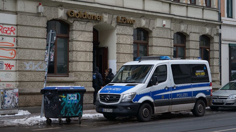 Razzia beim "Goldenen Löwen" an der Wurzener Straße Razzia beim "Goldenen Löwen" an der Wurzener Straße