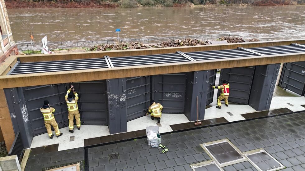 Kameraden der Feuerwehr beim Schließen der Hochwassertore