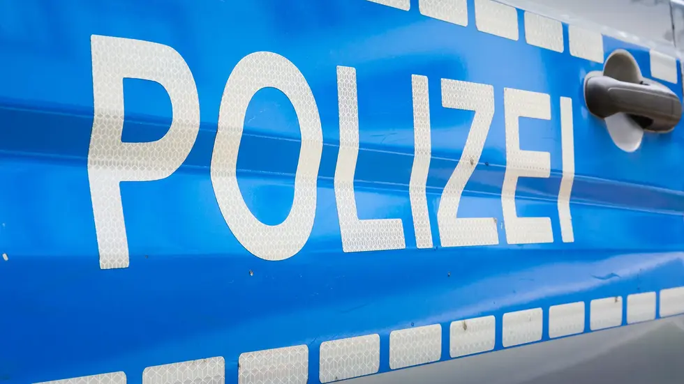 Ein Ferrari-Fahrer hat auf der A4 die Kontrolle über seinen Sportwagen verloren und ist in die Leitplanke gekracht. Ein Ferrari-Fahrer hat auf der A4 die Kontrolle über seinen Sportwagen verloren und ist in die Leitplanke gekracht.
