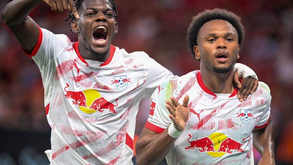 Lois Openda jubelt mit Castello Lukeba nach dem Siegtreffer     
