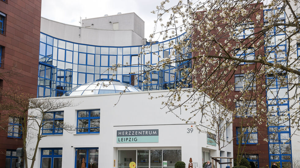 Im Herzzentrum Leipzig arbeiten über 1400 Menschen, sie sollen rückwirkend ab März mehr Lohn bekommen.