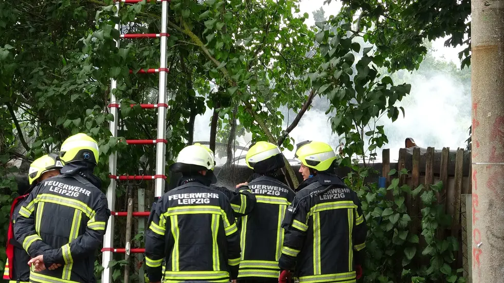 Feuerwehrmänner am Brandort neben der Riesaer Straße in Leipzig. Feuerwehrmänner am Brandort neben der Riesaer Straße in Leipzig.