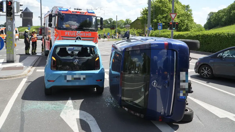 Rettungskräfte an der Unfallstelle. Rettungskräfte an der Unfallstelle.