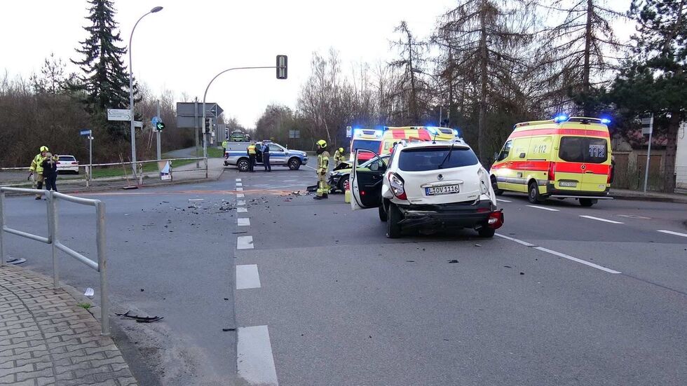 Der Streifenwagen soll das Auto an der Ampel schwer gerammt haben. Der Streifenwagen soll das Auto an der Ampel schwer gerammt haben.