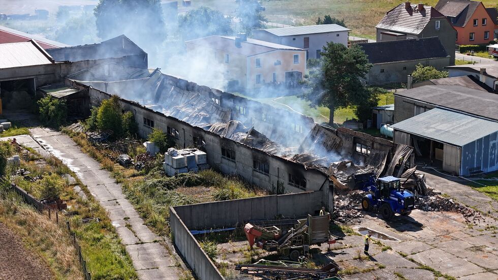 Hier qualmt sie noch: Die abgefackelte Lagerhalle nach dem Brand.