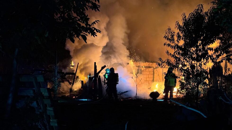 In der brennenden Gartenlaube starb offenbar ein Hund. In der brennenden Gartenlaube starb offenbar ein Hund.