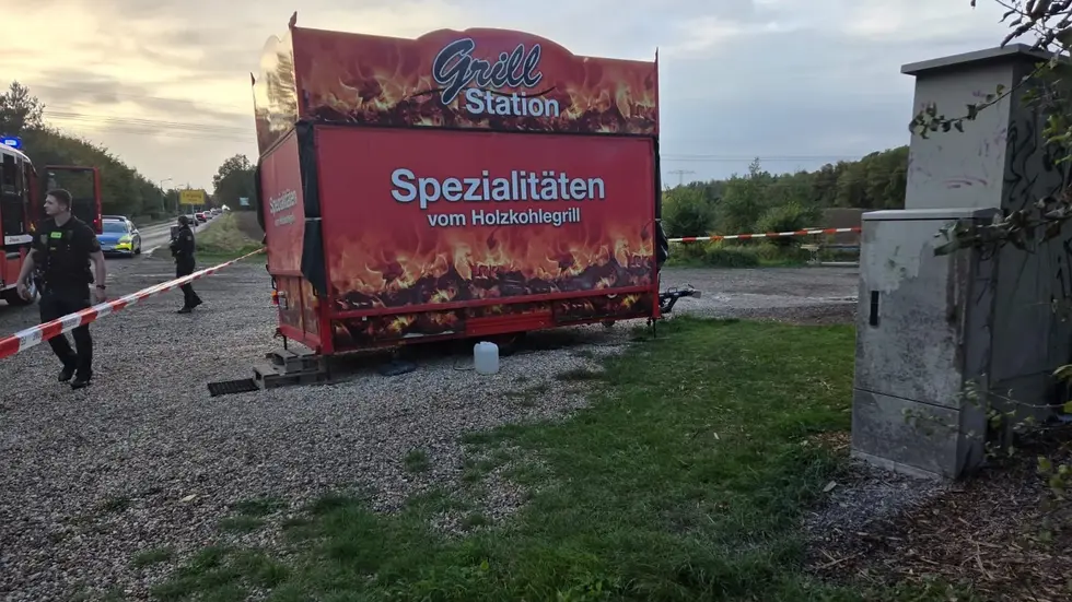 Die Polizei hat den Tatort rings um die Grillstation am Ortseingang Leipzig (aus Richtung Taucha) abgesperrt. Die Polizei hat den Tatort rings um die Grillstation am Ortseingang Leipzig (aus Richtung Taucha) abgesperrt.