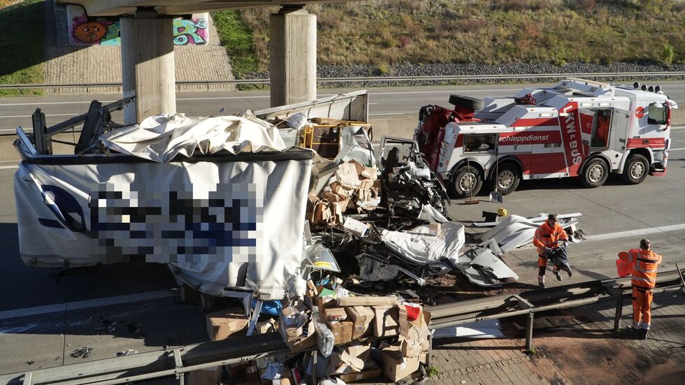 Einer der beiden Lkw wurde völlig zerfetzt - dass der Trucker hier fast heil rauskam, grenzt ein Wunder. Einer der beiden Lkw wurde völlig zerfetzt - dass der Trucker hier fast heil rauskam, grenzt ein Wunder.
