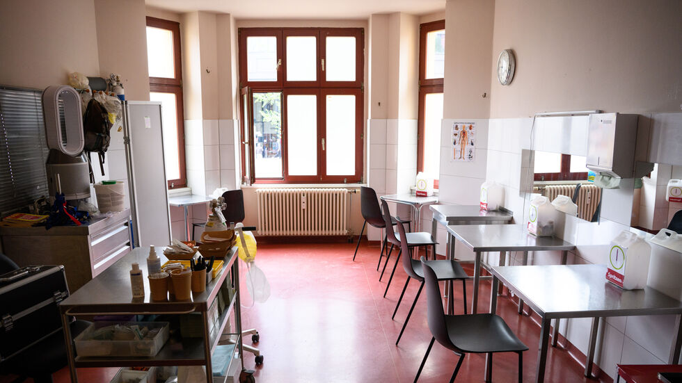 So könnte der erste Drogenkonsumraum in Leipzig aussehen. Hier ein Beispiel aus Berlin. (Symbolbild)