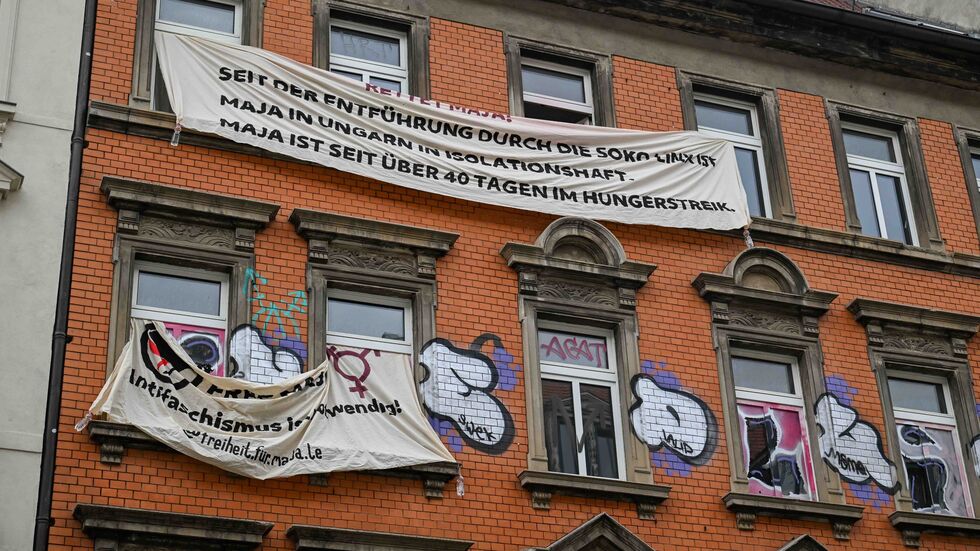 An dem Wohnhaus wurden Transparente aufgehängt.