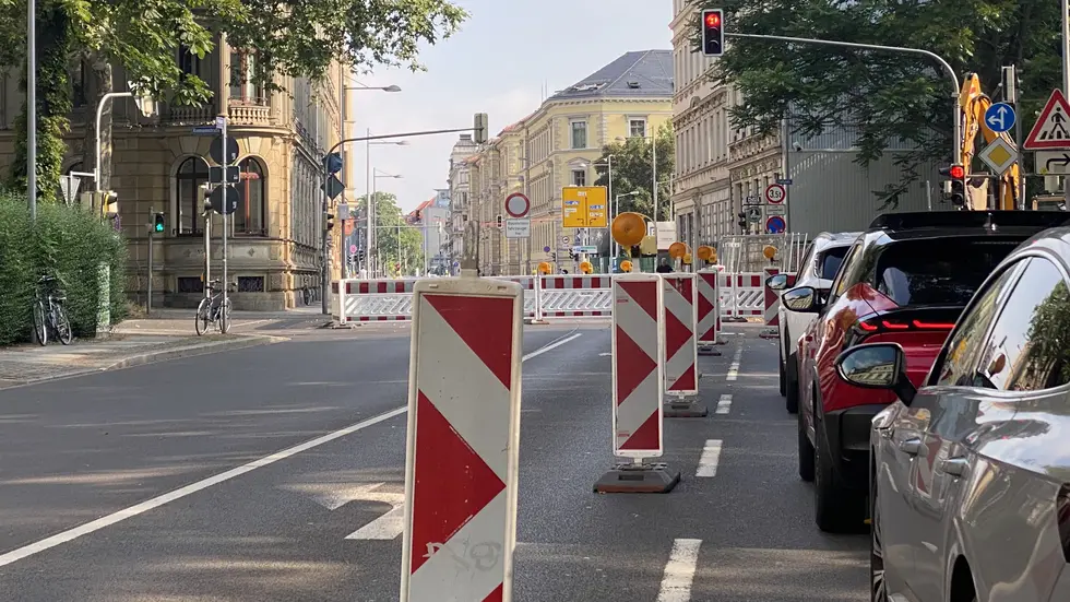 Im Berufsverkehr staut sich der Verkehr auf dem Floßplatz in Richtung Innenstadt.