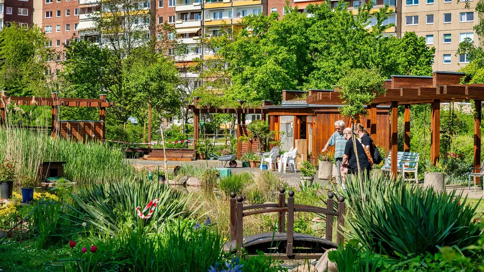 Der Kolonnadengarten im Leipziger Stadtteil Grünau ist seit 2008 eine Oase für Entspannung sowie Treffpunkt für kulturelle Veranstaltungen.