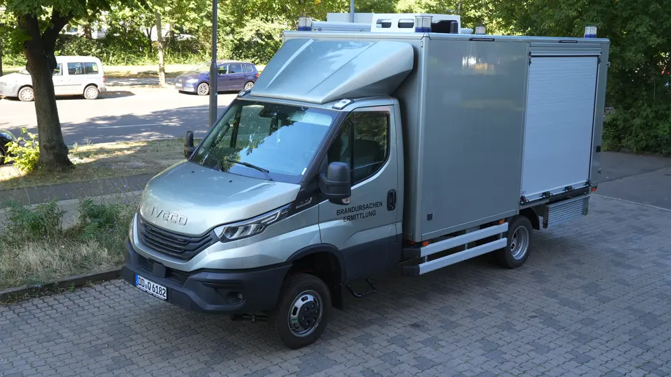 Ein Auto der Leipziger Kripo neben dem Haus. Der Mann starb vermutlich bei dem Feuer in seiner Wohnung, trotzdem wird natürlich zu den genauen Todesumständen ermittelt. Ein Auto der Leipziger Kripo neben dem Haus. Der Mann starb vermutlich bei dem Feuer in seiner Wohnung, trotzdem wird natürlich zu den genauen Todesumständen ermittelt.