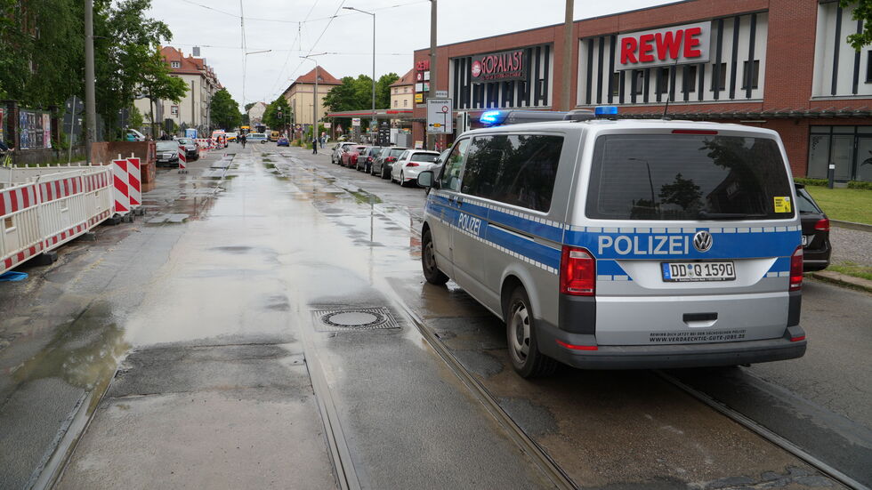 Die Polizei hat die Zschochersche Straße am Dienstagvormittag gesperrt.