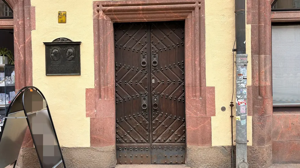 Hinter dieser unscheinbaren Tür verbergen sich Überbleibsel aus einer Zeit, in der Folter noch eingesetzt wurde.