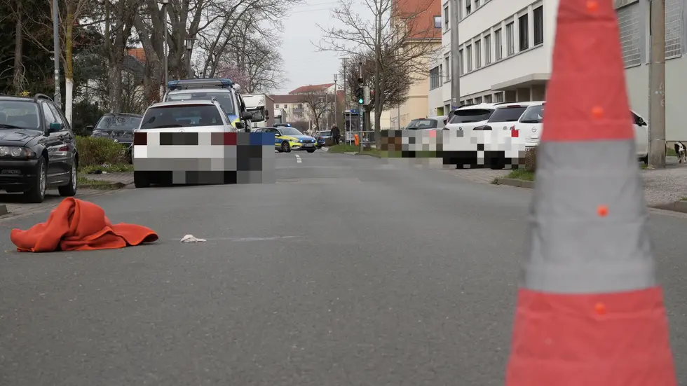 Die Frau blieb schwer verletzt vor dem Mercedes auf der Straße liegen.