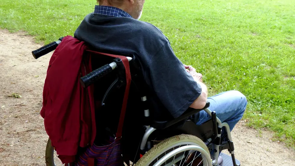 Ein Rentner im Rollstuhl (Symbolbild).