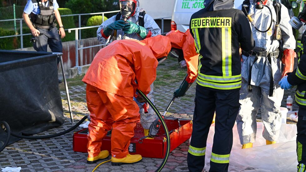 Die Rettungskräfte der Feuerwehr bei der Arbeit.