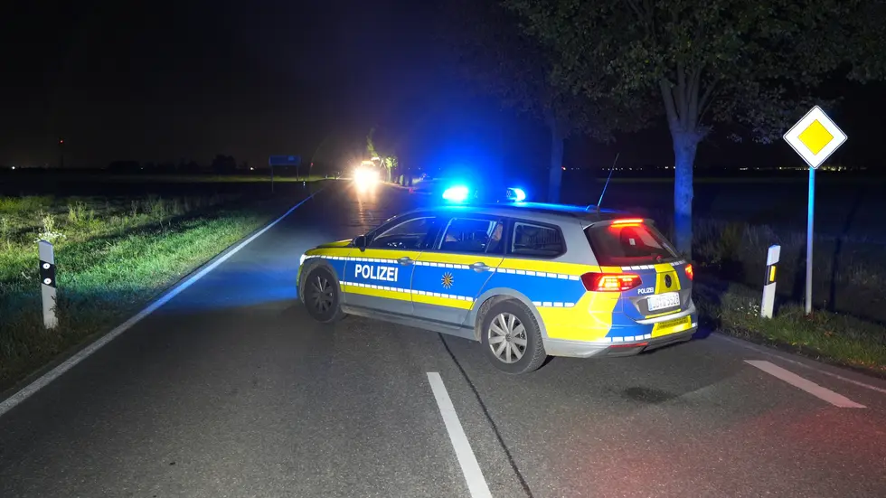Die Polizei sperrte die Straße. Die Polizei sperrte die Straße.