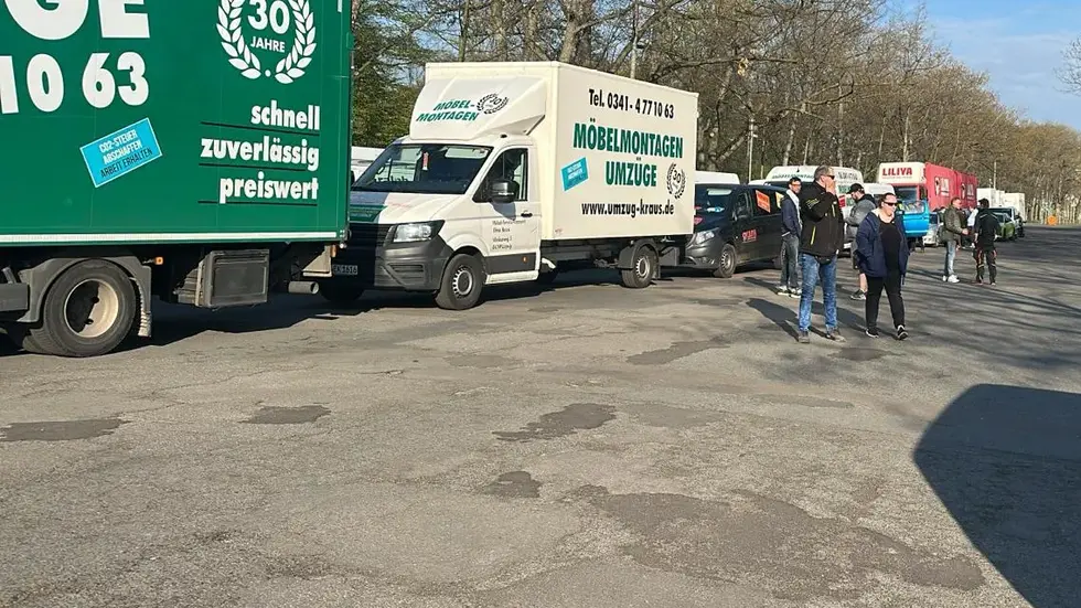 Die Demonstranten versammeln sich gegenüber vom Völkerschlachtdenkmal und wollen um 10 Uhr über die Prager Straße in Richtung Leipziger Innenstadt starten (Foto von 8.30 Uhr).