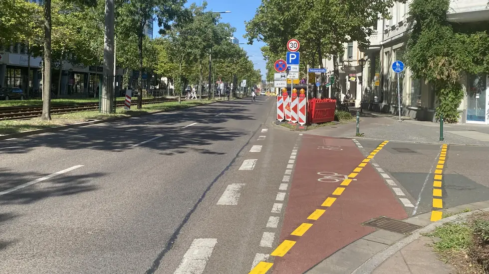 Die Stadt hat Markierungen aufmalen lassen. Die Stadt hat Markierungen aufmalen lassen.