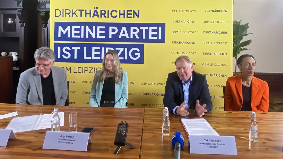 Mittwochmittag bei der Pressekonferenz des neuen Vereins "Leipzig jetzt": Der frühere Konsum-Chef Dirk Thärichen (56, 2.v.re.) wird als fünfter offizieller Kandidat für die Leipziger OB-Wahl im kommenden Jahr vorgestellt - mit dem Vereinsvorsitzenden und früheren TV-Moderator Peter Escher (71, g.li.) sowie der zweiten Vorsitzenden und Leipziger Netzwerkerin  Anja Herzog und der Unterstützerin Catharine Bader aus Leipzig (60, Paralympics-Siegerin im Weitsprung 2000 in Sidney).