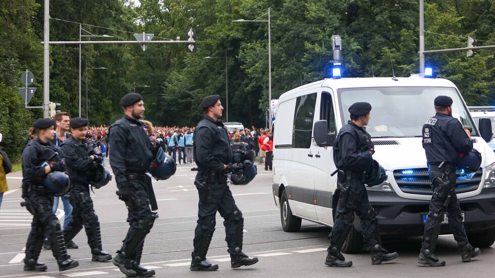 Die Beamten waren rund um das EM-Spiel im Großeinsatz, u. a. um die Fanwalks zu begleiten. 