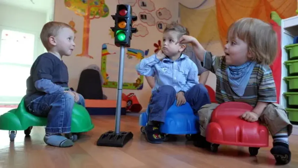 Spielende Kinder in einer Kita (Symbolbild).