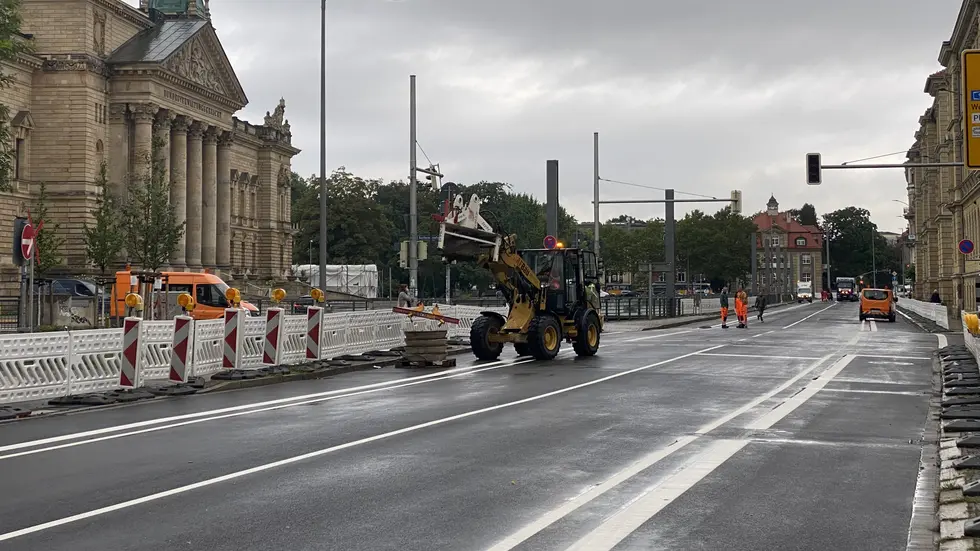 Von den einst vier Fahrspuren für Autos sind nur zwei übrig geblieben. Von den einst vier Fahrspuren für Autos sind nur zwei übrig geblieben.