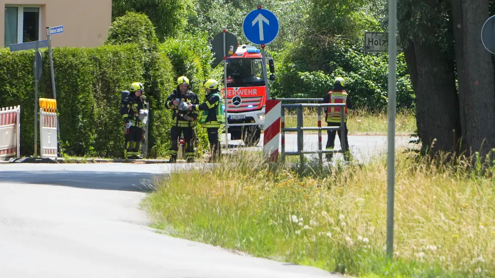 Feuerwehrleute am Einsatzort. Feuerwehrleute am Einsatzort.