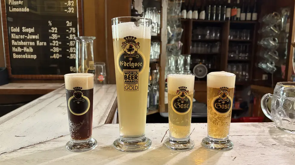 Der Kneiper hat verschiedene selbst gebraute Biere im Angebot. Der Kneiper hat verschiedene selbst gebraute Biere im Angebot.