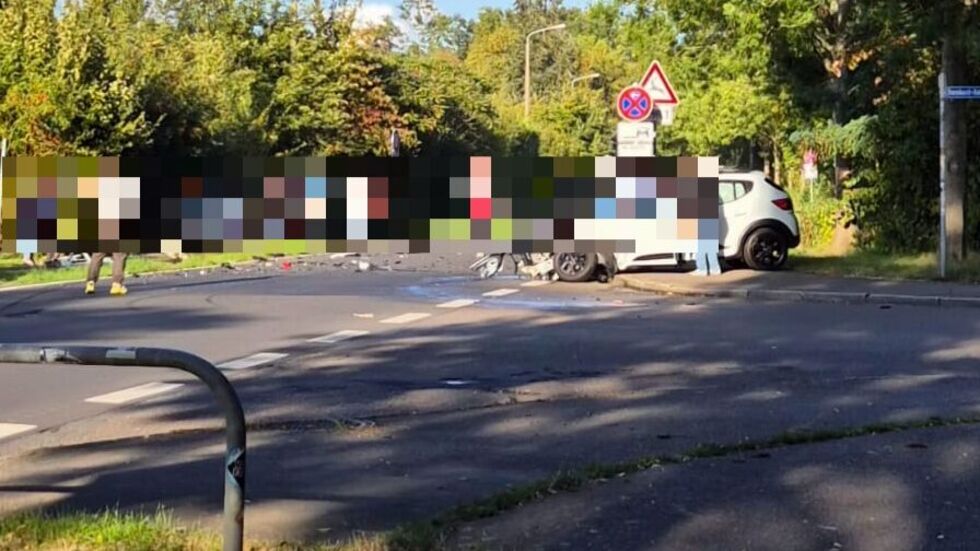 Ein Foto direkt nach dem schweren Unfall auf der Probstheidaer Straße in Leipzig, bei dem fünf Menschen teils schwer verletzt wurden.
