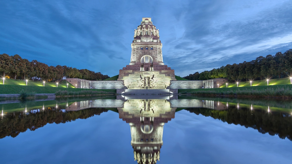 Das Leipziger Völkerschlachtdenkmal wird nachts angestrahlt, was viel Strom kostet.  