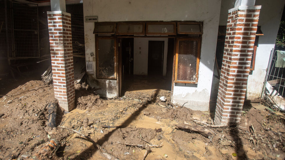 Der Schlamm ist nach mehreren Erdrutschen überall in der Auffangstation. Der Schlamm ist nach mehreren Erdrutschen überall in der Auffangstation.