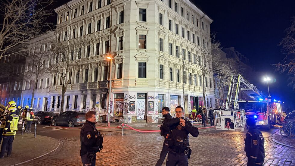 Polizisten am Brandort auf der Eisenbahnstraße, Ecke Hedwigstraße. Polizisten am Brandort auf der Eisenbahnstraße, Ecke Hedwigstraße.