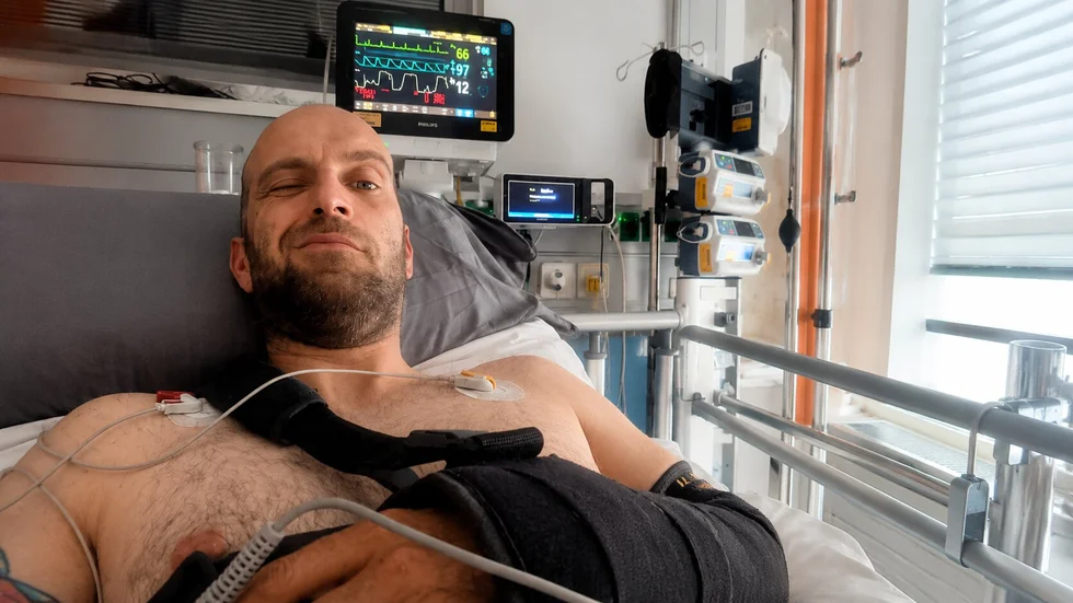 Nach dem Unfall wurde er direkt ins St. Georg Krankenhaus geflogen und dort behandelt. Nach dem Unfall wurde er direkt ins St. Georg Krankenhaus geflogen und dort behandelt.
