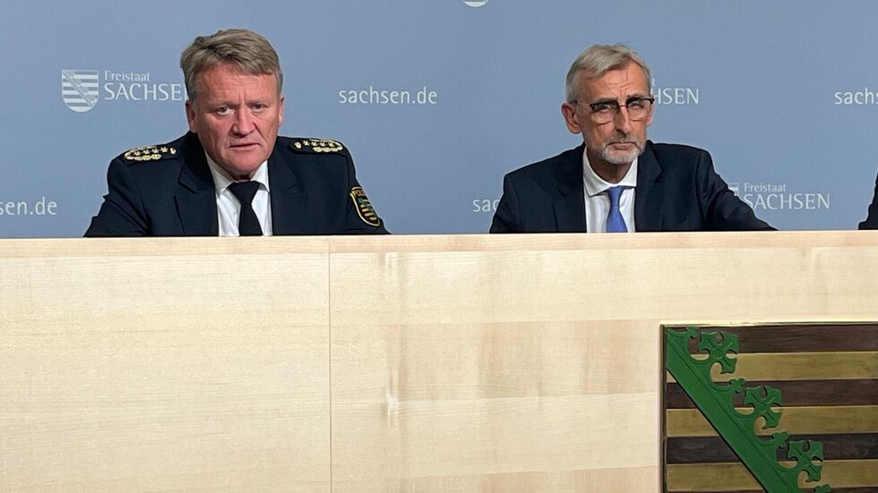 Landespolizeipräsident Jörg Kubiessa (li.) und Innenminister Armin Schuster stellten den neuen Gesetzentwurf vor Landespolizeipräsident Jörg Kubiessa (li.) und Innenminister Armin Schuster stellten den neuen Gesetzentwurf vor