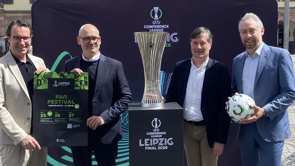 Sportmoderator Tom Scheunemann, Prokurist Dirk Deumeland, Sportbürgermeister Heiko Rosenthal und Leiter des Büros der UEFA Conference League Finale Stefan Schedler gemeinsam mit dem Pokal der UEFA Conference League. Sportmoderator Tom Scheunemann, Prokurist Dirk Deumeland, Sportbürgermeister Heiko Rosenthal und Leiter des Büros der UEFA Conference League Finale Stefan Schedler gemeinsam mit dem Pokal der UEFA Conference League.