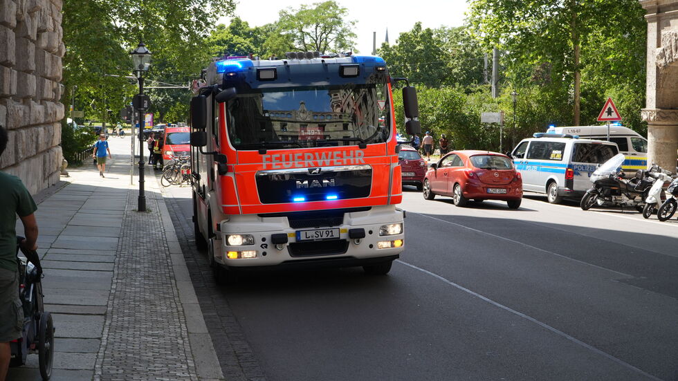 Rettungskräfte und Polizei am Neuen Rathaus in Leipzig. Rettungskräfte und Polizei am Neuen Rathaus in Leipzig.