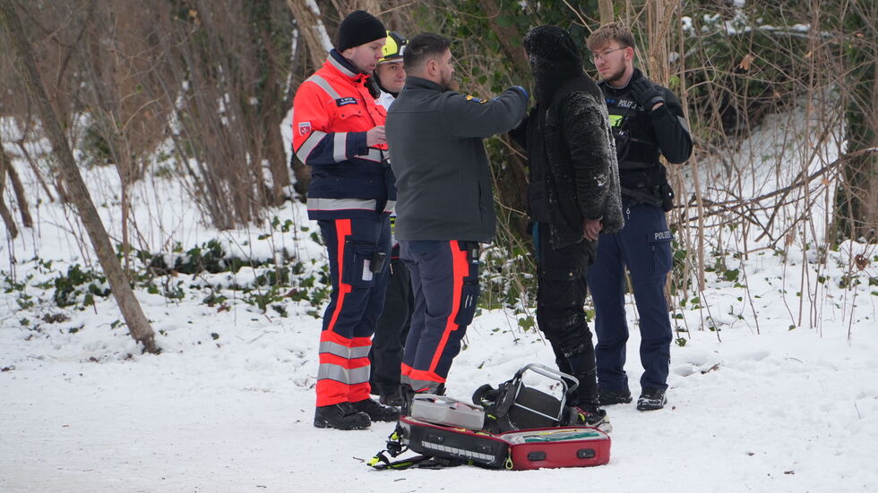 Der verletzte Obdachlose wird vom Rettungsdienst behandelt.