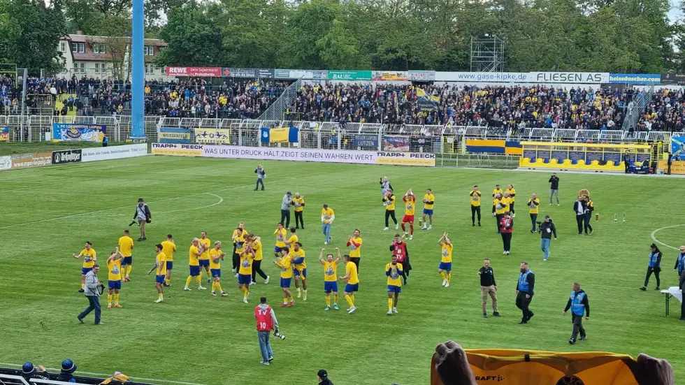 Ab zu den Fans: Die Mannschäft lässt sich von den Zuschauern feiern.